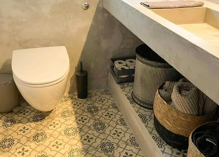 With Bath And Field View *
